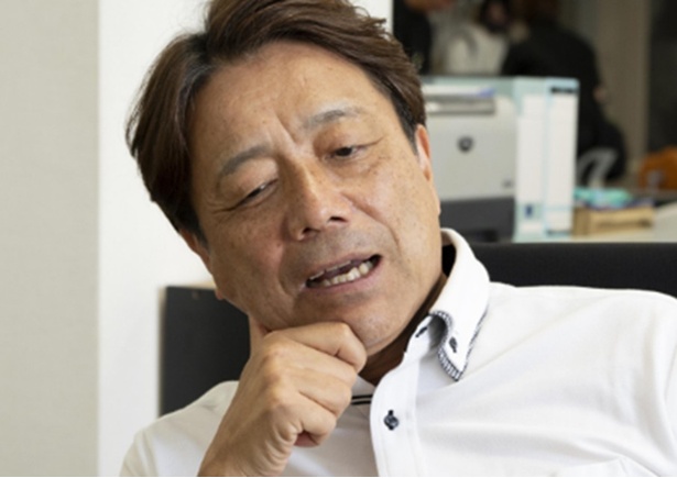 遠藤記者の先輩のスポーツ紙デスク・安井直太役：長江健次さん