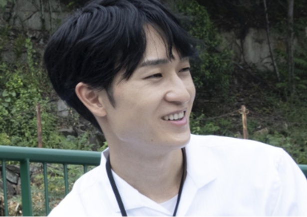遠藤の記者仲間・間島恒役：西本銀二郎さん