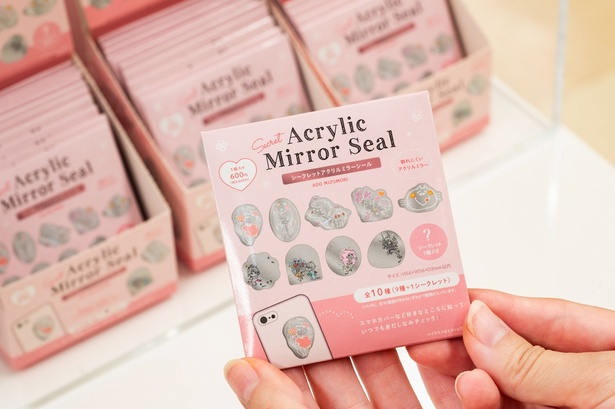 シークレット商品の「アクリルミラーシール」は全10種(9種＋シークレット1種／各660円)