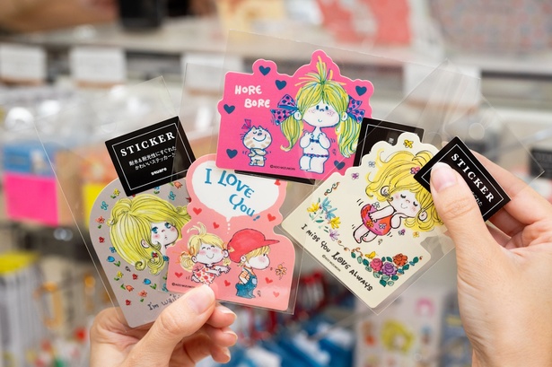 「ダイカット ステッカー」(各396円)。耐水＆耐光性に優れたステッカーなので、パソコンやスマホなどのモバイルグッズに貼っても◎