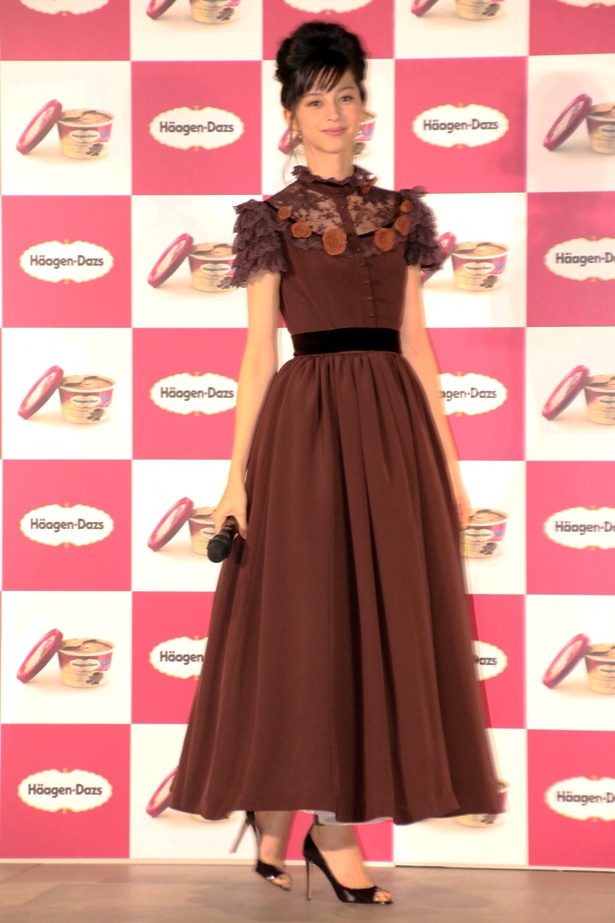 チョコレートをイメージしたドレスで登場