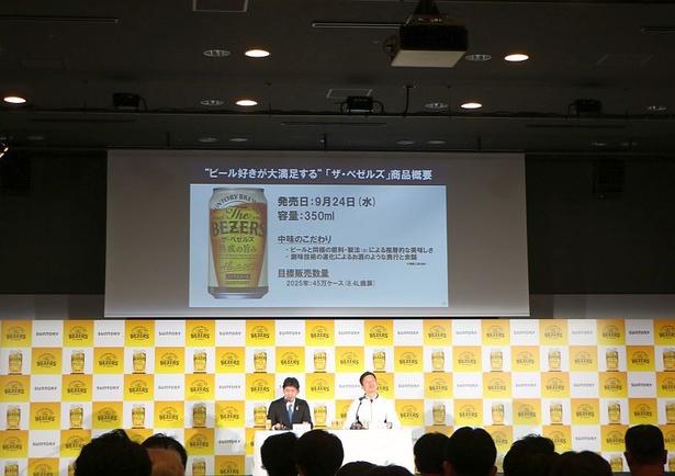 同社 ノンアル部長の福本匡志さんと、ビール開発生産本部の水口伊玖磨さんが商品について説明