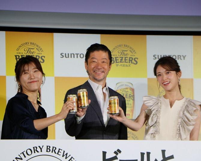浅野忠信がヒコロヒー、松村沙友里と乾杯！サントリーがノンアルビールテイスト飲料「ザ・ベゼルズ」発売