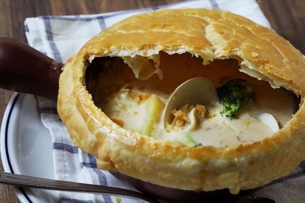 「高知宿毛産 たことシーフードのクラムチャウダー風パイシチュー」(税抜1800円)
