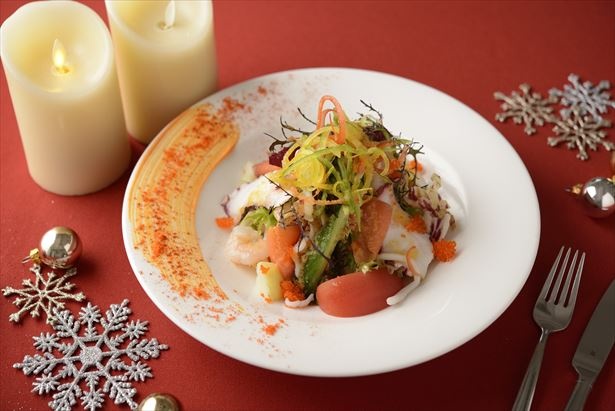 コースメニューの前菜「海の幸と彩り野菜のサラダ仕立て 人参のヴィネグレット Joyeux noel メリークリスマス」(単品2000円)