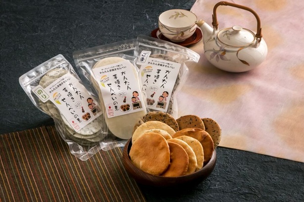自宅のオーブントースターで焼いて味付けをする、簡単手焼き煎餅「かんたん手焼きせんべいの素」(価格未定)はフード・ドリンク部門でクールジャパン賞を受賞