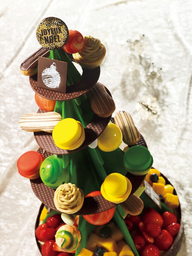 夢のクリスマスツリー形ケーキ「サパン・ドゥ・ノエル 2017」(1万8000円、予約・数量限定)