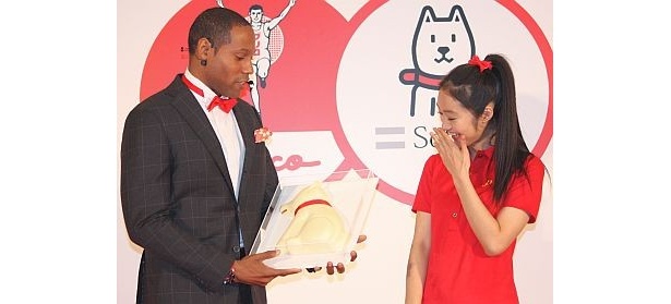 大きな｢ソフトバンクのお父さんホワイトチョコレート｣をプレゼントされ、大喜び