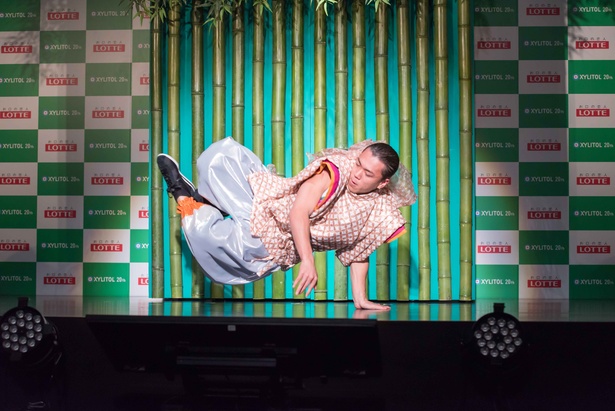 作品では九州男児と共に軽やかな踊りを披露している