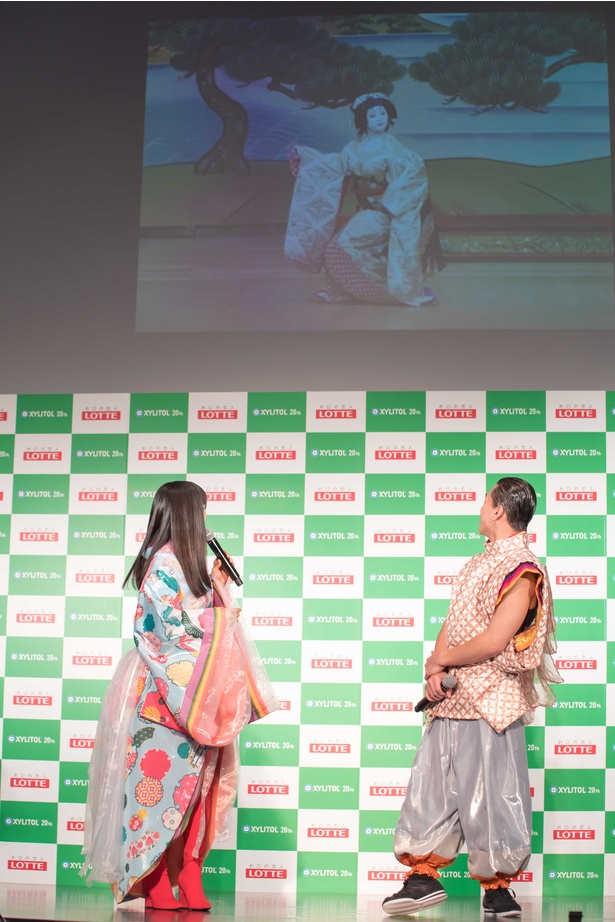 土屋が中学生くらいの頃に日本舞踊を披露していた当時の写真を披露