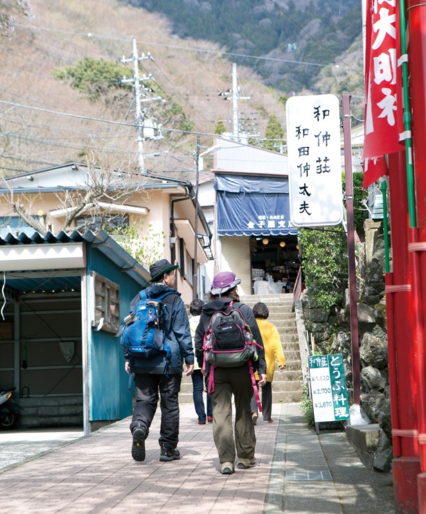 山歩きグルメ 紅葉狩りの神奈川 大山詣 こま参道食べ歩きで旅気分満喫 ウォーカープラス