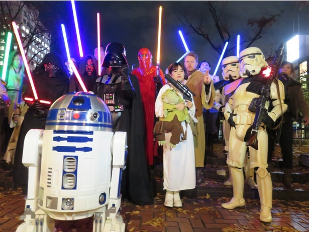 子どもも大人も夢中にさせるスター・ウォーズ。子どもたちも嬉しそうにライトセーバーをふっていた
