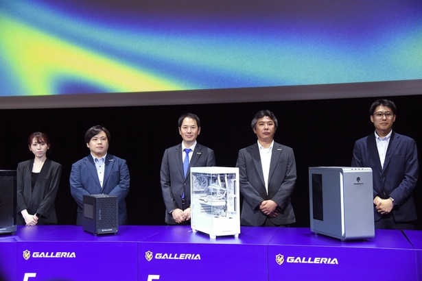 永井さん(中央)と、新製品の紹介を担当したサードウェーブ担当者
