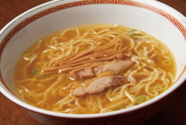 【写真を見る】老鶏の濃い鶏油とチャーシューが旨味を感じさせる「中華そば」(700円)