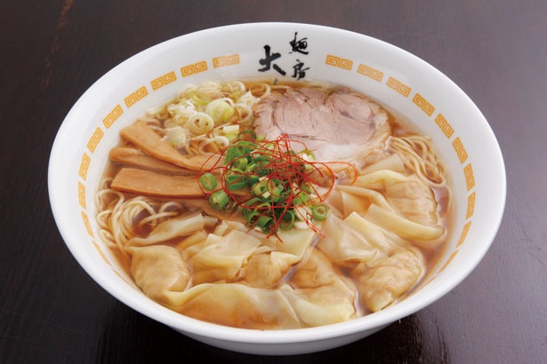 ダブルスープの深みある淡麗系が味わえる「海・醤油ワンタンメン」(870円)