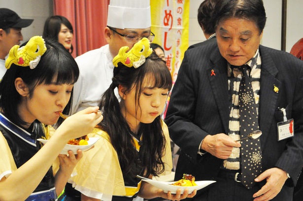 新なごやめしを試食する名古屋市の河村市長(写真右)とチームしゃちほこの伊藤千由李(中)・咲良菜緒(左)