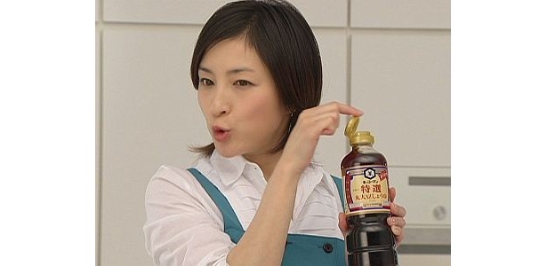 ボトルの腹話術で「おいしいうちに使い切れるようにだよ」と応える広末さん。腹話術をする時の表情がかわいい