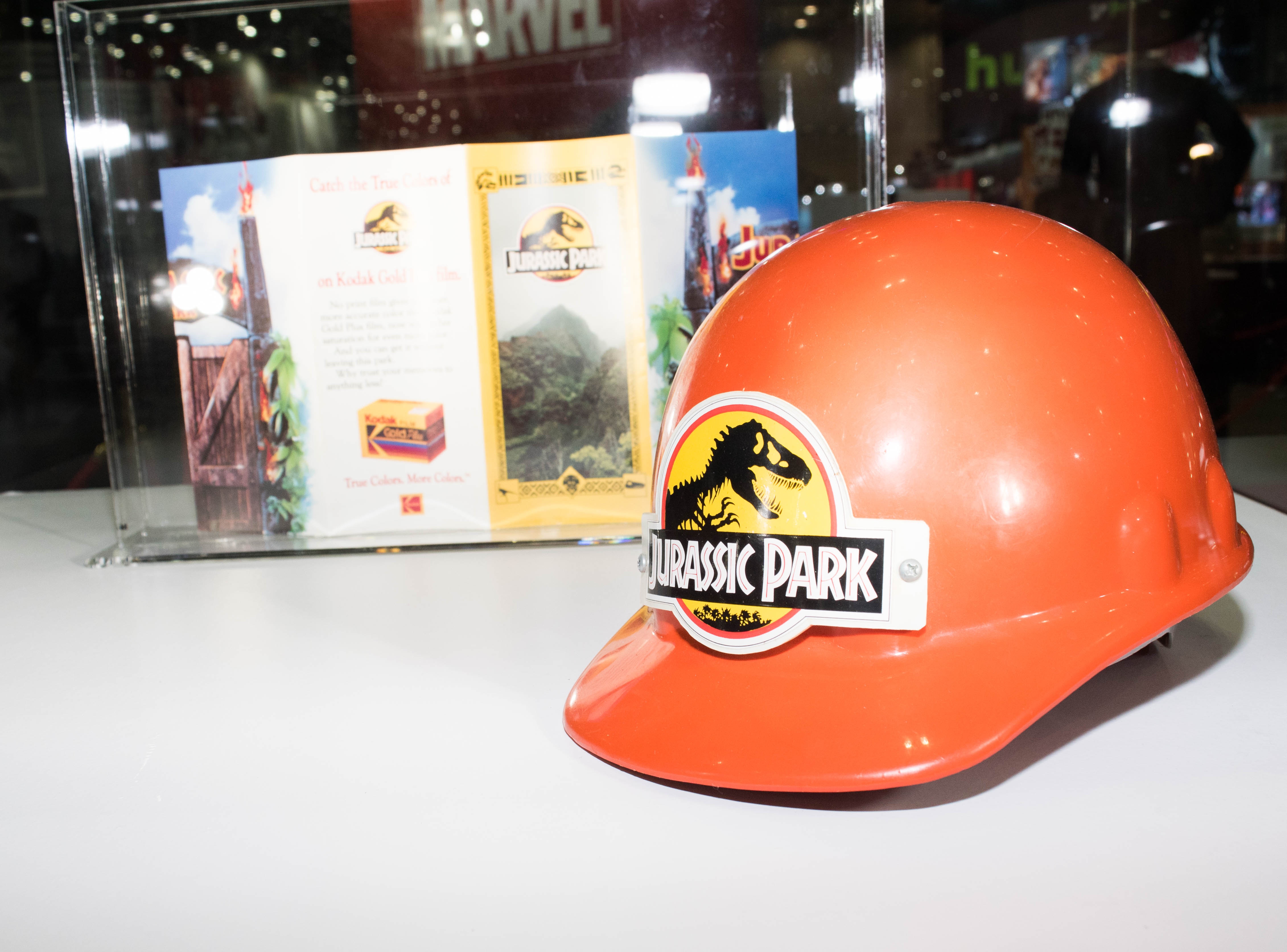 『ジュラシック・パーク』のヘルメットも展示されている。新作が楽しみ!