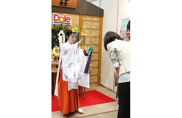 鈴を振ってもらう長谷川さん