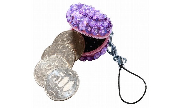 【写真】中には500円硬貨が4枚も収納できます！