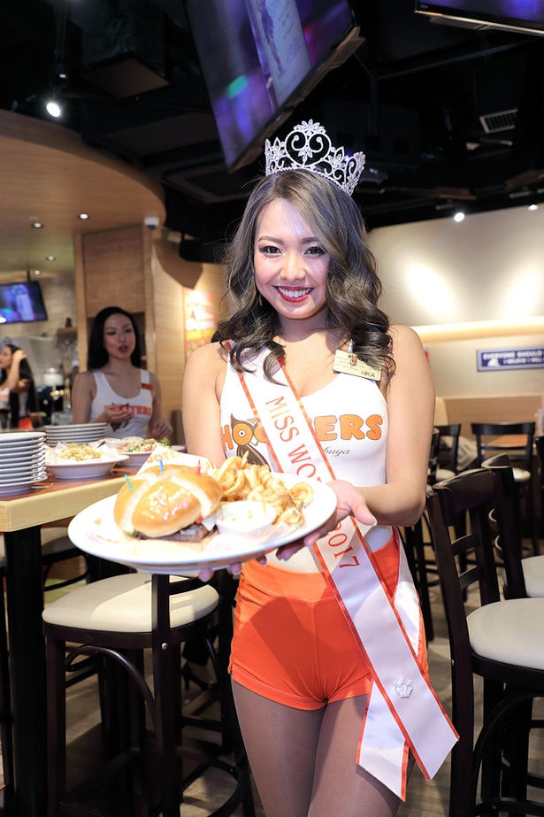 HOOTERS福岡店の内覧会に登場したミスフーターズジャパン/ミスフーターズワールドのHIKA
