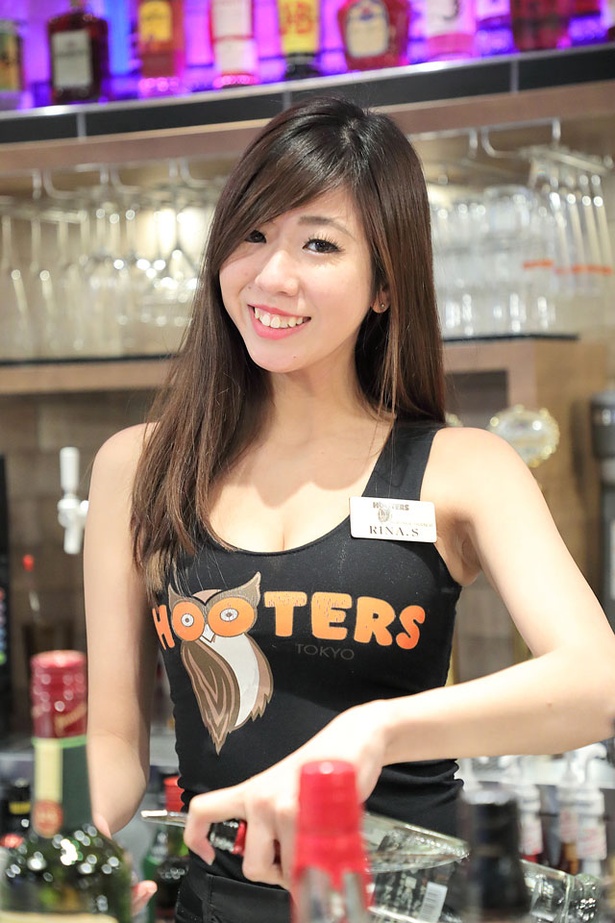 セクシーなフーターズガールがHOOTERS福岡店に集結
