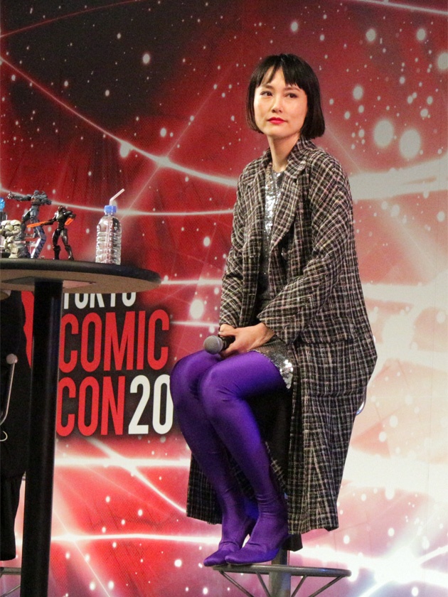 【写真を見る】菊地凛子のクールな佇まい&ファッションも見とれてしまう