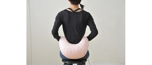【写真】たたきヘッドをスライドさせるだけで、腰マッサージもOK！