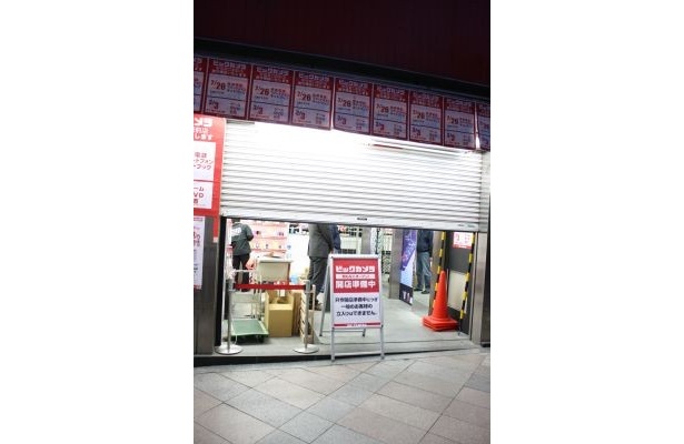 閉店30分前から閉まりかけていたシャッターが物悲しさを語る