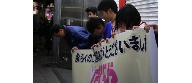 涙を見せる店員の姿も