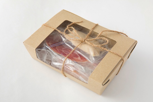 【写真を見る】こんな箱に入れてもらえる、フレンチ惣菜セット。プレゼントのようでおしゃれ！