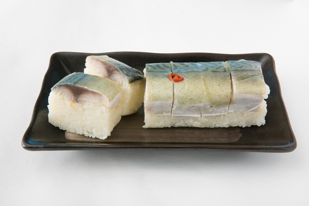 鯖寿司は昆布の旨味とサバの脂がマッチ。酢飯もちょうどいい酸味でしっとり味わえる