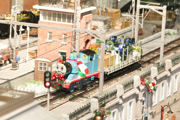 「トーマスがツリーを運んでる！ほかに大きなギフトも。みんなにプレゼントを届けるのかな？」(野村さん)