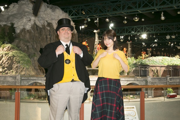 点灯式に訪れていたハット卿と館内で遭遇。同じポーズでパチリ！