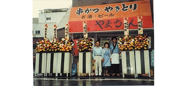 これは世界の山ちゃん1号店！串もの、焼鳥を出す居酒屋として1981年6月に新栄でオープン。1984年に住吉へと移転したため1号店は現存していない。東新町にある本店はモデル店をつくろうと1994年にできた