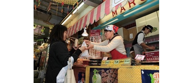 マルヤ製菓は、仲見世商店街の入口にある創業40年の老舗。約35種類そろう大判焼きは町田名物