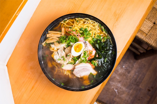 「磯の浜ラーメン」(1490円)。無料試食券では「白菜と豚肉のラーメン」(896円)を食べることが出来る。