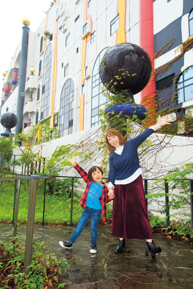 ツタが生い茂る庭園で記念撮影/大阪市・八尾市・松原市環境施設組合舞洲工場