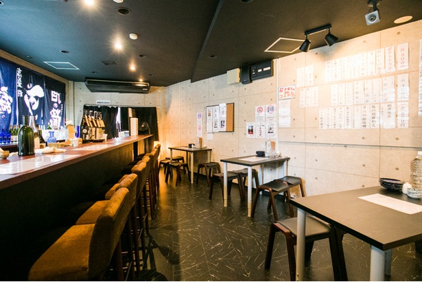 店内は落ち着いた雰囲気で静かにお酒を楽しめる