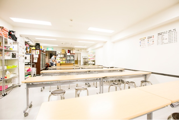 広々としたスペースに長机とイスのみとシンプルな店内