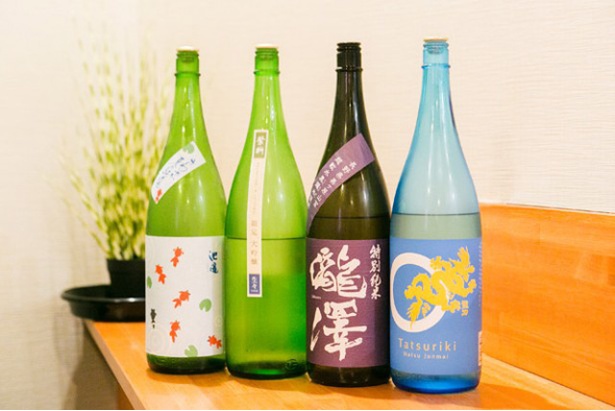 日本酒は、春の新酒や夏の冷酒など季節ごとにベストな銘柄をそろえる