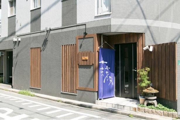 天神方面から、白金四つ角の手前を左に曲がってすぐ