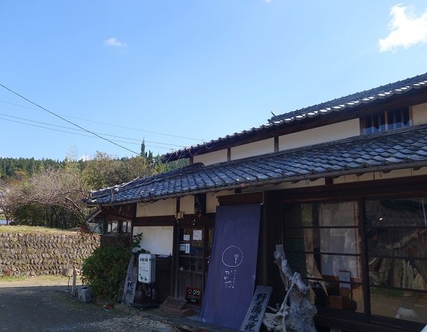 築130年を超える古民家の中にある。近所には、熊野参詣道のひとつとして有名な「近露王子」がある