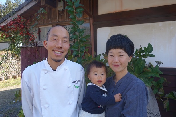 正田さん夫妻と娘さん。娘さんのアレルギーのこともあって、食を考え直すきっかけに。和歌山に移住して、仕事も子育ても充実した