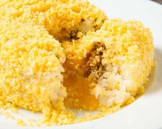 札幌の新名物!? インスタ映え必至の黄色のカレーの中身がスゴイ
