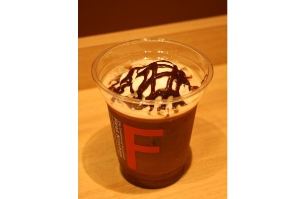 「プレミアムアイスカフェモカ」(320円)はホイップ＆チョコソースのデコレーションがポイント！