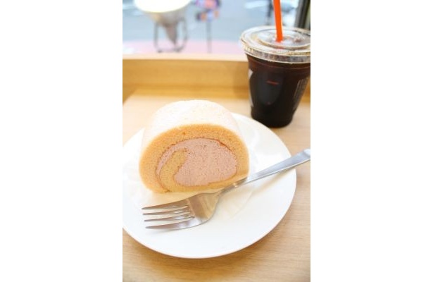 新発売の「博多あまおういちごロール」(290円)