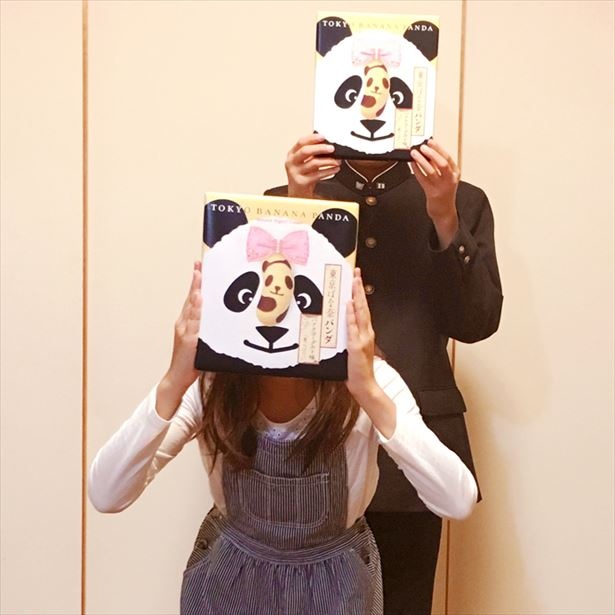 ちょうど人の顔くらいのサイズに設計されているので、パッケージを顔の前にかかげてみんなでパンダに変身することができる