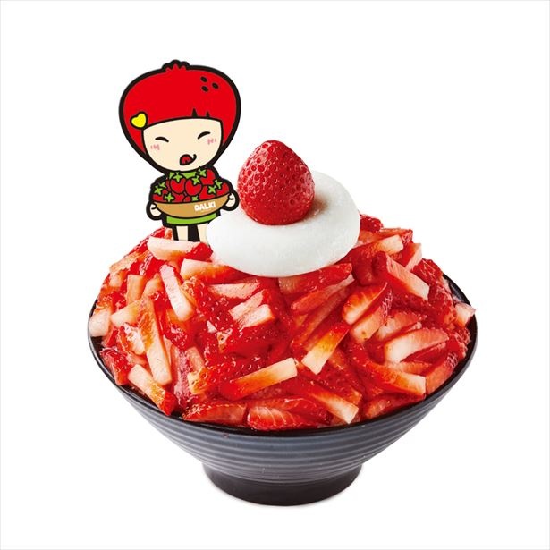 パウダースノーのようなふわふわのミルクかき氷に あんこ、たっぷりのいちご、大福をひとつ丸ごとトッ ピングした「生いちごソルビン」