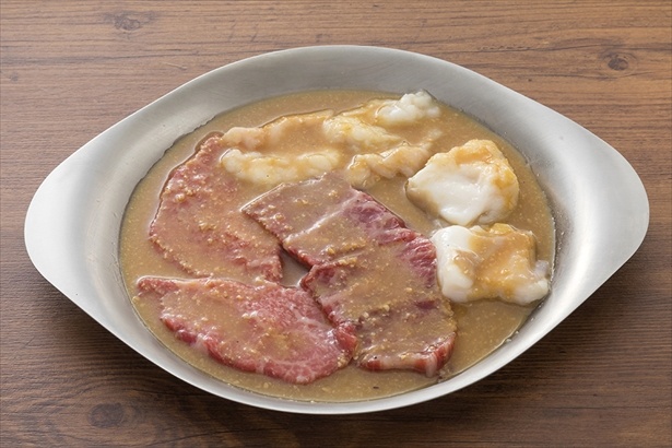 味噌麹だれ盛合せ(おまかせ赤身＆ホルモン)(税別1680円) 。旨みをさらに付け加えるべく自家製でつくった味噌の麹だれに赤ワインを加えて。